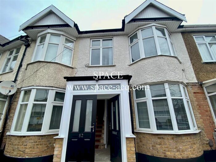 4 Bedroom Property To Rent In Hutton Grove, London, N12