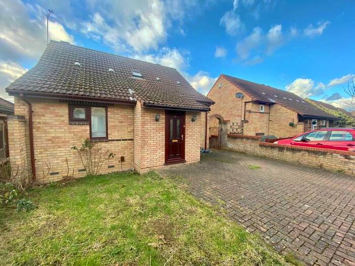 4 Bedroom Semi-Detached House To Rent In Gramwell, Shenley Church End, MK5