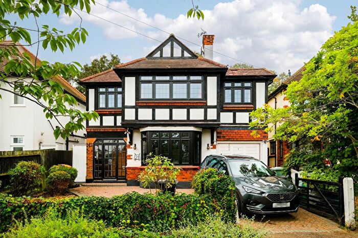 3 Bedroom Detached House To Rent In Knighton Drive, Woodford Green, Essex, IG8