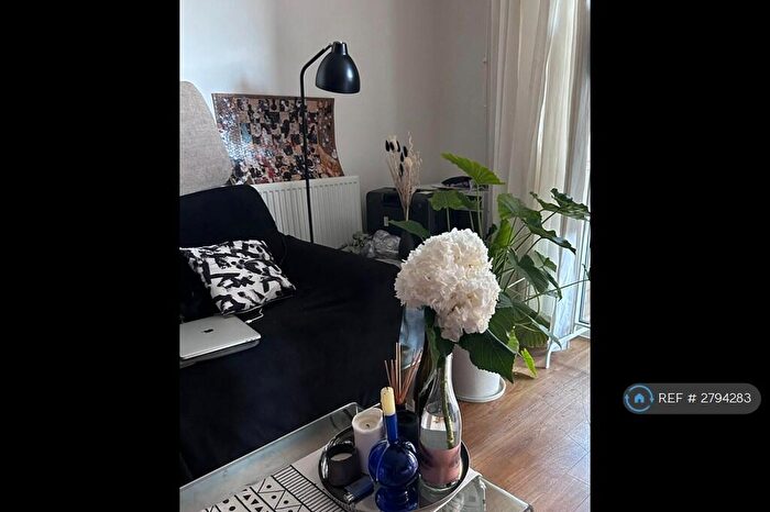 1 Bedroom Flat To Rent In Oxley Square, London, E3