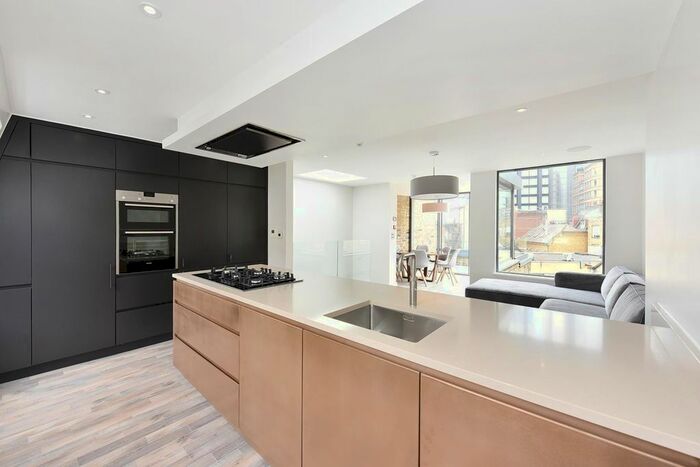 3 Bedroom Maisonette To Rent In Holywell Row, London, EC2A