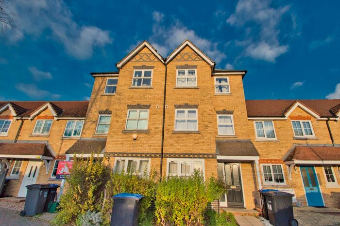 6 Bedroom Terraced House To Rent In Nightingale Shott, Egham TW20