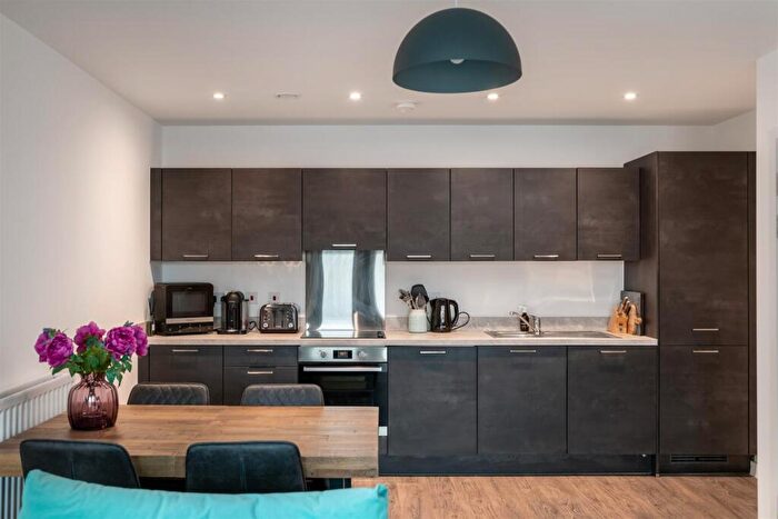 2 Bedroom Flat For Sale In Marketfield Way, Redhill, RH1