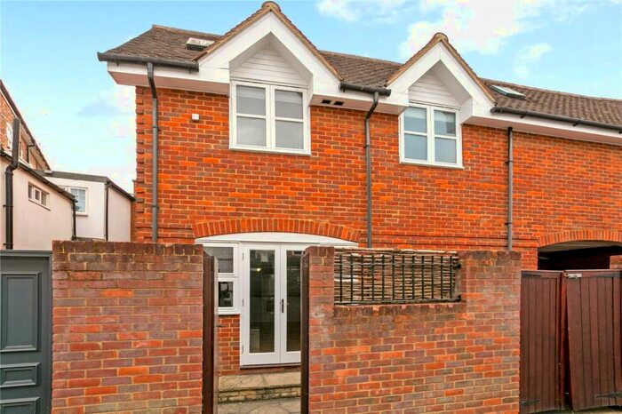 2 Bedroom Mews To Rent In Crown Lane, Marlow, Buckinghamshire, SL7