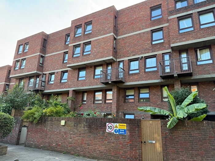 3 Bedroom Flat To Rent In More Close, Hammersmith / Barons Court, London, W14