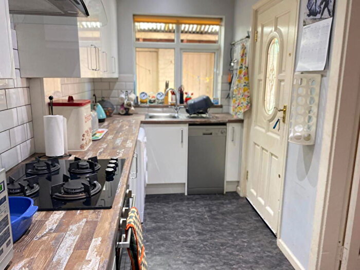 3 Bedroom End Of Terrace House For Sale In Fosse Road South, Leicester, LE3