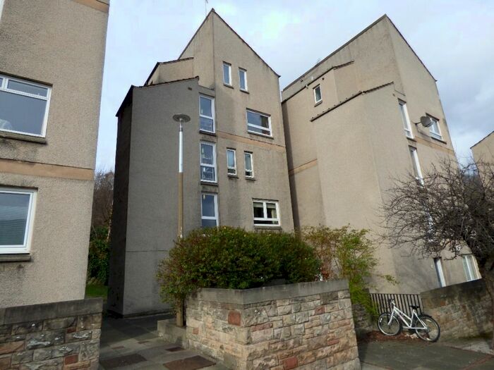 3 Bedroom Flat To Rent In Abbeyhill Crescent, Abbeyhill, Edinburgh, EH8