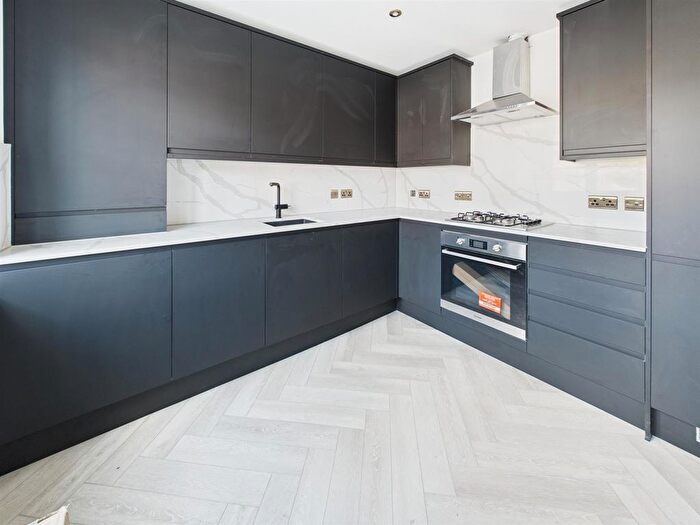 4 Bedroom Property To Rent In Cherrytrees, Coulsdon, CR5