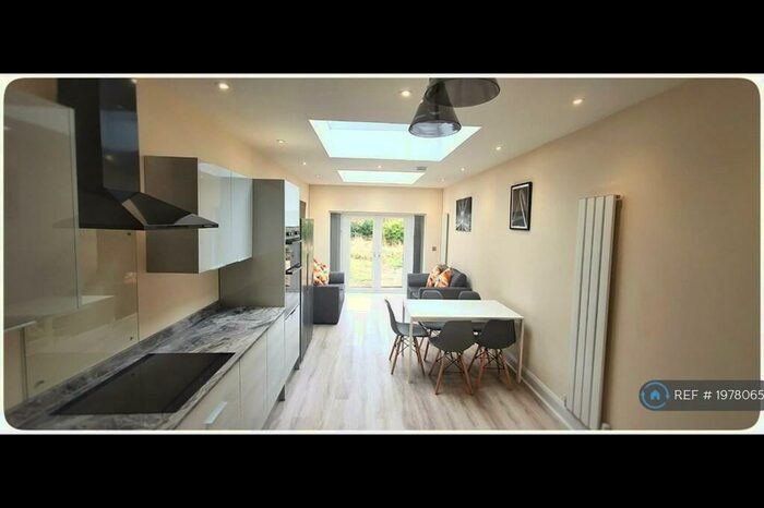 6 Bedroom Semi-Detached House To Rent In Hall Croft, Beeston, Nottingham, NG9