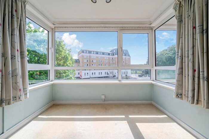 2 Bedroom Flat For Sale In Blount Road, Portsmouth, PO1
