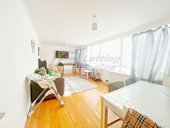 2 Bedroom Flat To Rent In Woodside Grange Road, London, N12