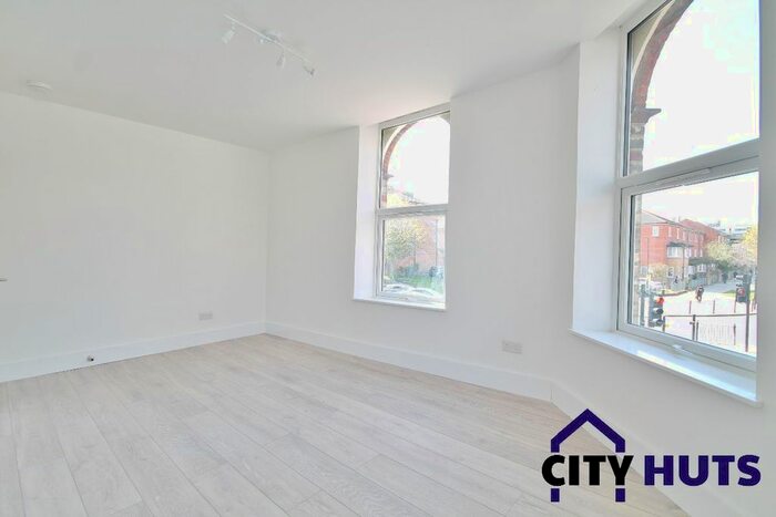 3 Bedroom Flat To Rent In Turnpike Lane, London, N8