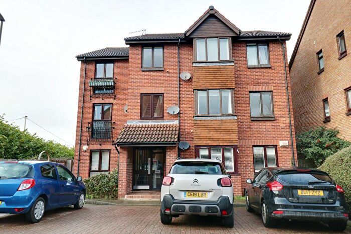 2 Bedroom Semi-Detached House To Rent In Gables Close, London, SE12