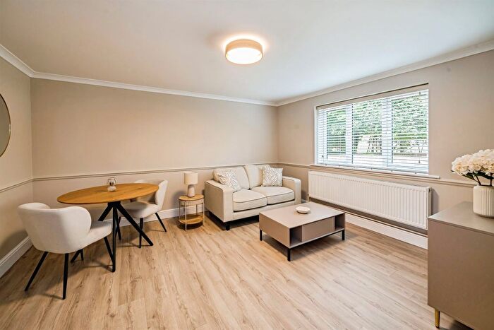 2 Bedroom Flat For Sale In Lowestoft Drive, Slough, SL1