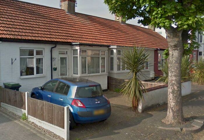 2 Bedroom Semi-Detached Bungalow To Rent In North Avenue, Southend-On-Sea, SS2