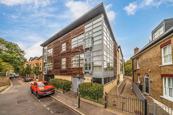 2 Bedroom Flat To Rent In Railshead Road, Old Isleworth, TW7