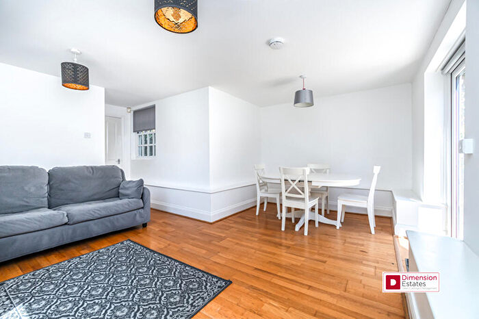 2 Bedroom Maisonette To Rent In Albion Road, Stoke Newington, Hackney, London, N16