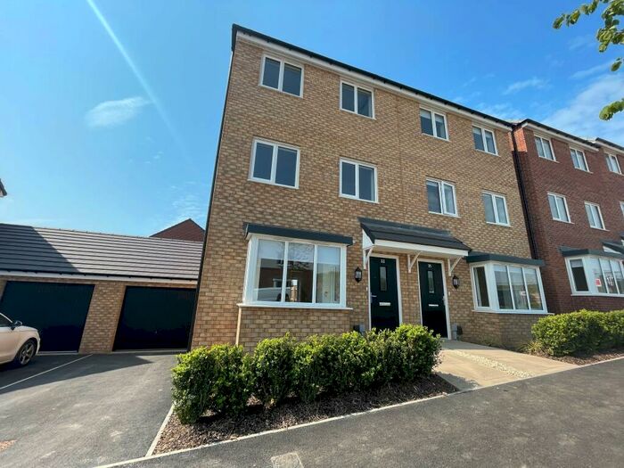 4 Bedroom House To Rent In Harviston Avenue, Gedling, NG4