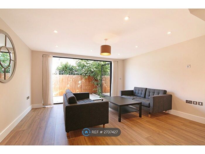 2 Bedroom Flat To Rent In Rodwell Road, London, SE22