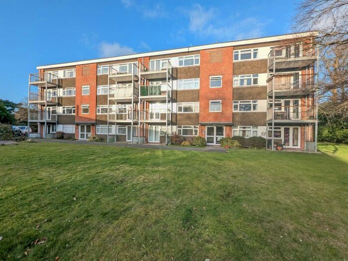 2 Bedroom Flat To Rent In Mount Road, BH14