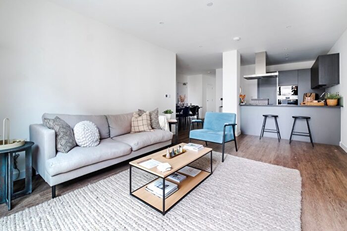 2 Bedroom Flat To Rent In Vanguard Way, Walthamstow, London, E17