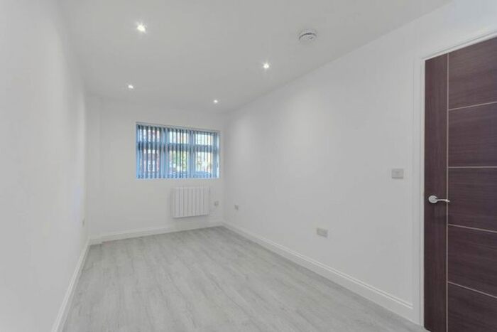 2 Bedroom Flat To Rent In Mitcham Road, Mitcham, Croydon, CR0