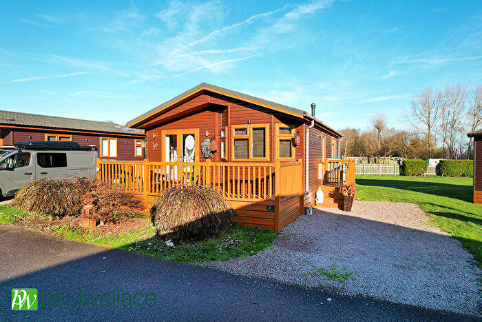 2 Bedroom Lodge For Sale In Theobalds Park, Bulls Cross Ride, Waltham Cross, EN7