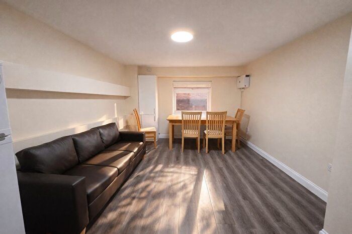 3 Bedroom Flat To Rent In North Street, Romford, RM1
