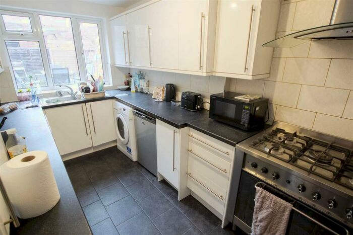 5 Bedroom House To Rent In Warwards Lane, Birmingham, B29