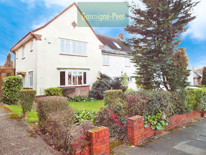 3 Bedroom Property To Rent In Shawley Way, Tadworth, KT18