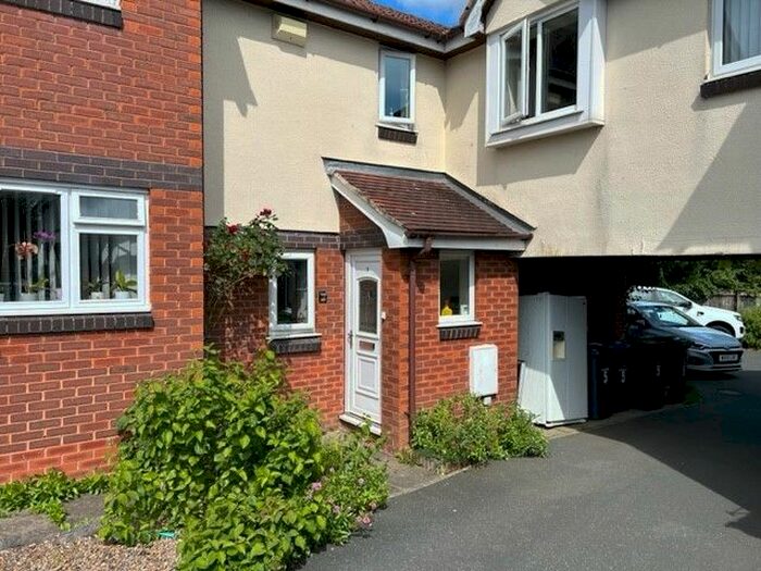 3 Bedroom Town House To Rent In Sanderling Court, Bradford, BD8