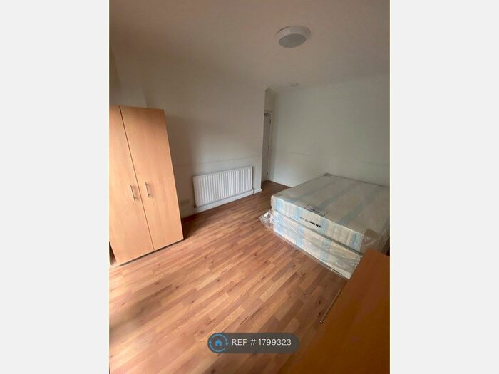 5 Bedroom Semi-Detached House To Rent In South Park Crescent, London, SE6