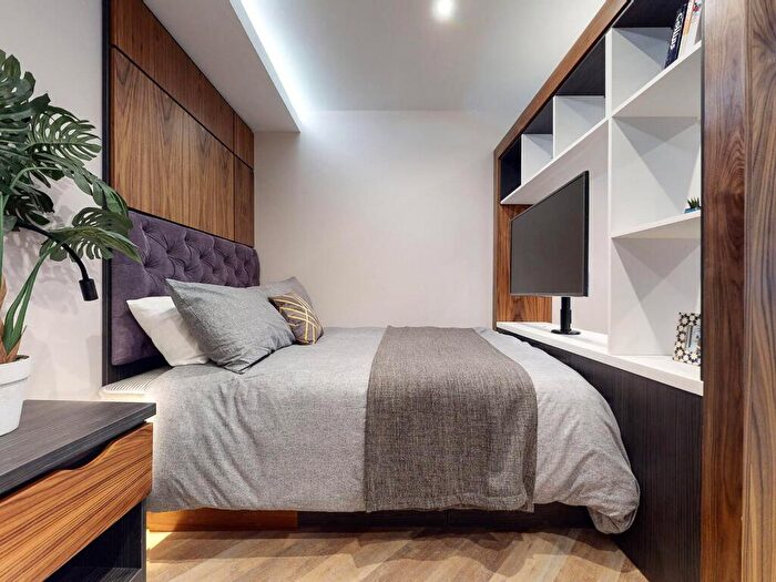 Apartment To Rent In Apt, Live Oasis Wade Lane #, LS2