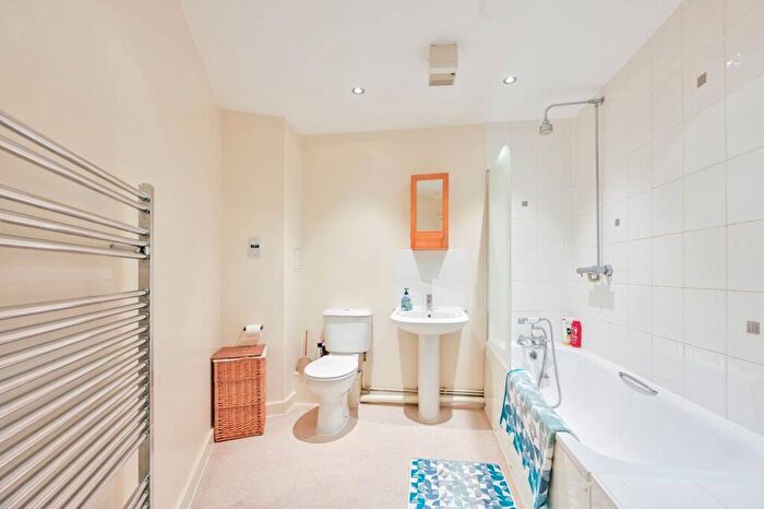 1 Bedroom Flat For Sale In Symons Close, Nunhead, London, SE15