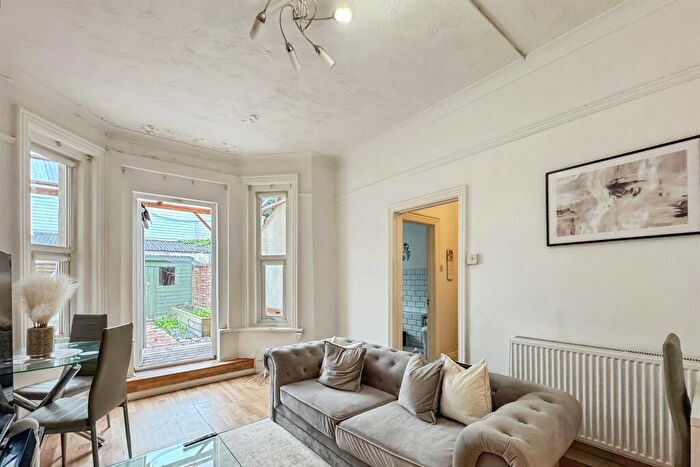 2 Bedroom Flat For Sale In Aylesbury Road, Bournemouth, BH1