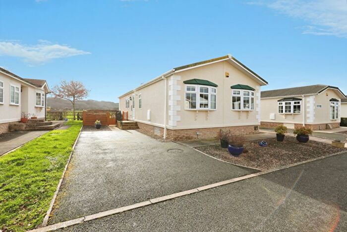 2 Bedroom Bungalow For Sale In Overbury Way, Broadway, Worcestershire, WR12