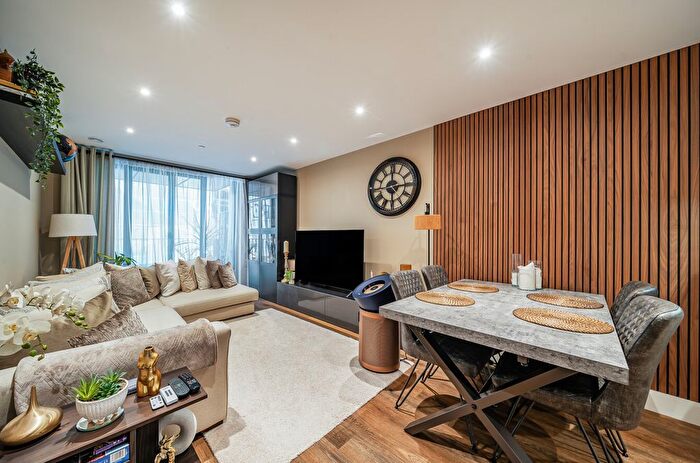 2 Bedroom Flat For Sale In Ascot House, Mill Mead, Staines, TW18