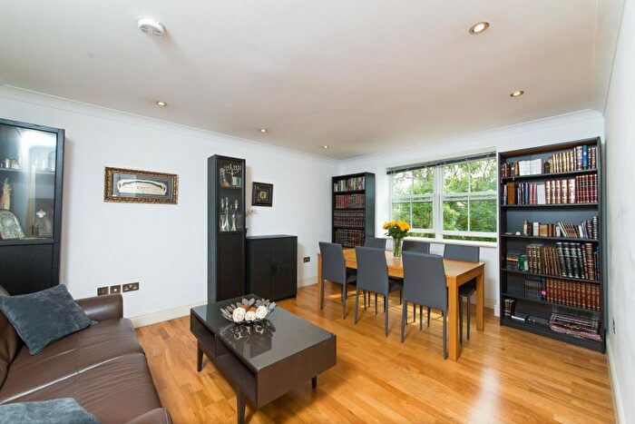3 Bedroom Flat To Rent In Heather Gardens, Golders Green, NW11