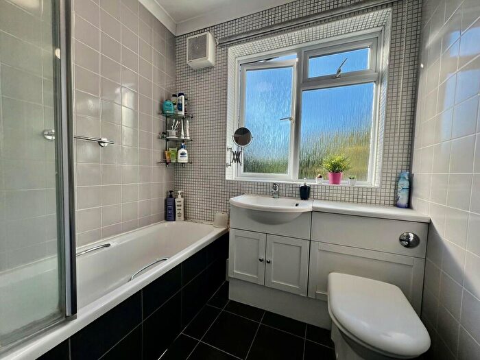 2 Bedroom Apartment To Rent In Eastbury Avenue, Northwood, HA6