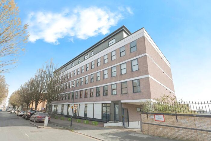 2 Bedroom Flat For Sale In The Grove, Gravesend, Kent, DA12