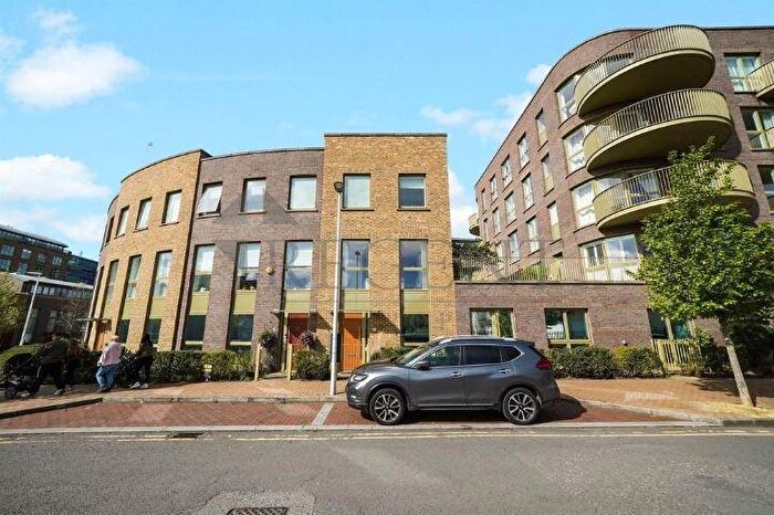 3 Bedroom Apartment To Rent In Townsend Road, London, SE3
