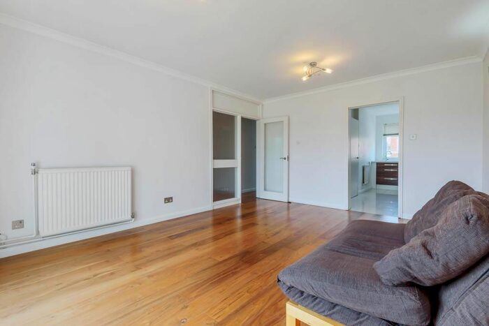 2 Bedroom Flat To Rent In Courtlands, Richmond, TW10