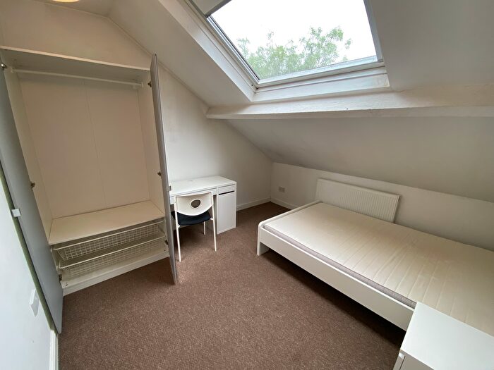 5 Bedroom Flat To Rent In Top Flat, Hyde Park Terrace, LS6