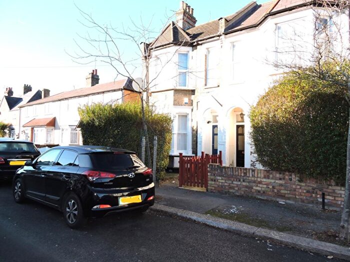 1 Bedroom Ground Maisonette For Sale In Scholars Road, Chingford, E4
