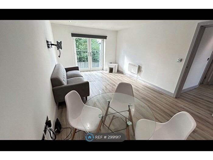 2 Bedroom Flat To Rent In Trinity Court, Leeds, LS9