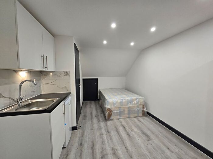 Studio To Rent In Queens Road, Southall, UB2