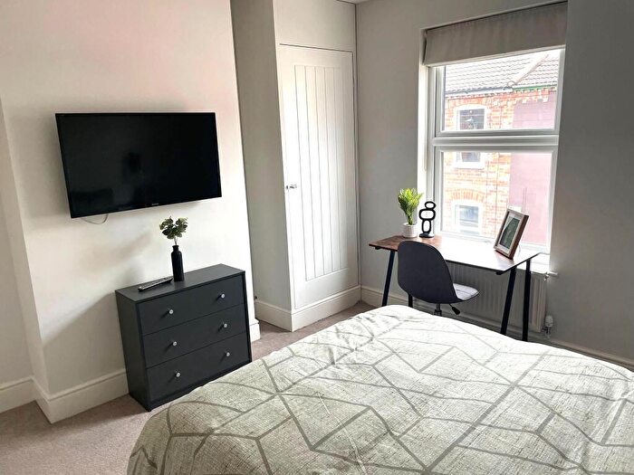 3 Bedroom Terraced House To Rent In West End // Bedroom House // -, LN1