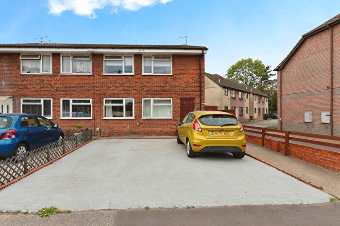 2 Bedroom Maisonette For Sale In Dock Road, Tilbury, Essex, RM18
