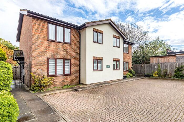 1 Bedroom Retirement Property For Sale In Holly Avenue, New Haw, Addlestone, Surrey, KT15