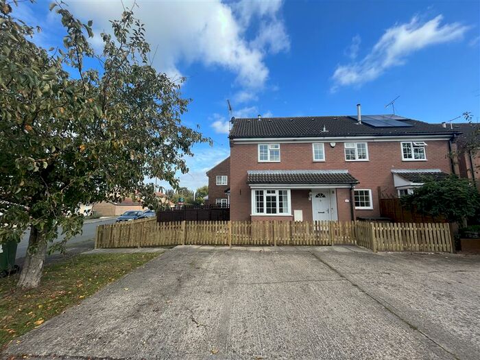 2 Bedroom Cluster House To Rent In Iris Close, Aylesbury, HP21